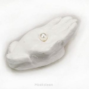 Hand met parel wit klein