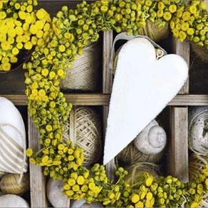 Dubbele kaart- witte harten en gele bloemenkrans