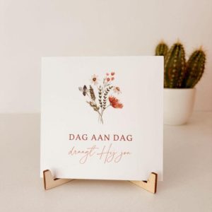 Bordje met standaard - Dag aan dag draagt Hij jou