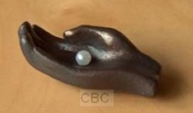 Beeld Parel in hand brons