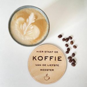 Houten onderzetter koffie voor meester